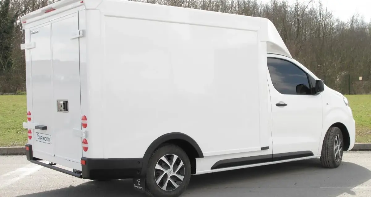 Un fourgon blanc Durisotti, prêt à transporter vos biens en toute liberté.