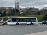 Le bus 11 de Limoges Couzeix roule sur la route, avec des immeubles en arrière-plan.