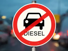 Panneau interdisant les véhicules diesel, même ceux conformes à la norme euro 6. Circulation restreinte pour les moteurs polluants.