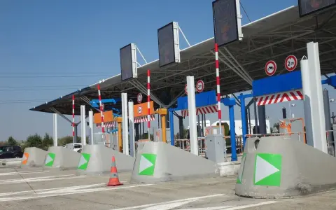 Péages d'autoroute, une étape nécessaire pour ceux qui ont créé les autoroutes. Panneaux lumineux, barrières et béton.