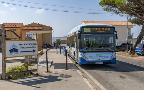Un bus réseau Mistral, ligne 67 Hyères Centre, s'arrête près de l'accès aux bateaux pour Porquerolles.