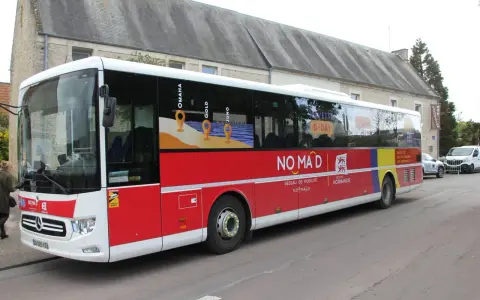 Bus NOMAD aux couleurs du D-Day, reliant les plages du débarquement près de Bayeux.
