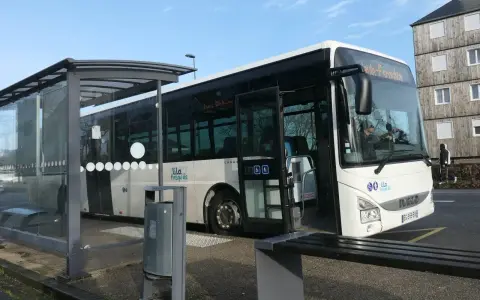 Un bus blanc de la ligne "Lila Presqu'île" attend à un arrêt de bus, prêt à partir pour Guérande.
