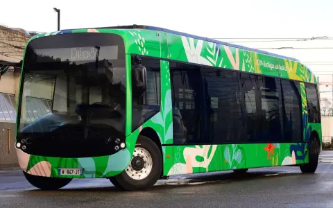 Un bus Alstom Aptis, 100% électrique, arbore un design végétal coloré, prêt à sillonner la ville avec style et écologie.