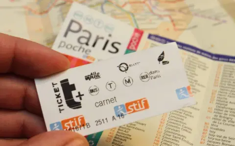 Carnet de tickets de métro parisien, prêt pour un voyage, peut-être sur l'autoroute A70.