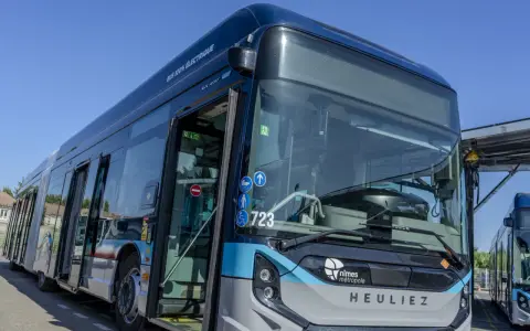 Bus électrique 100% de Nîmes Métropole, modèle Heuliez, prêt à circuler.