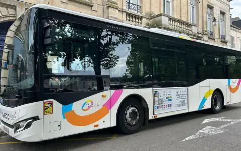 Bus C'bus à Châteaudun, prêt à transporter les passagers selon l'horaire bus Châteaudun.