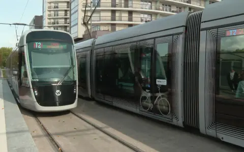 Le tramway T2 à Caen, avec son design moderne, transporte des passagers vers le campus.