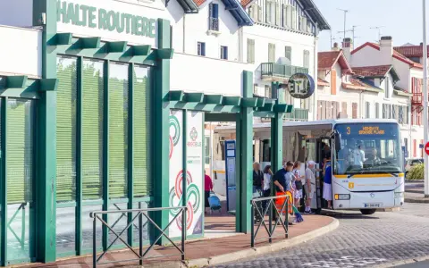 Arrêt de bus à la halte routière Saint Jean de Luz. Un bus HegoaBus, ligne 3 vers Hendaye Grande Plage, attend des passagers.