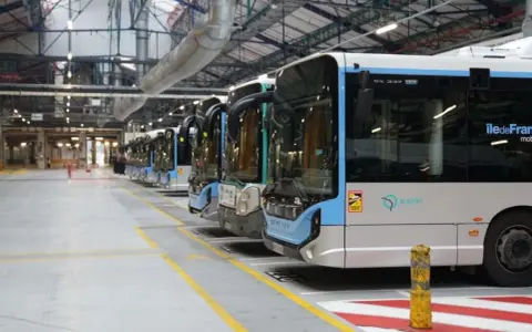 Une rangée de bus électriques RATP, prêts à circuler dans Paris et sa région.