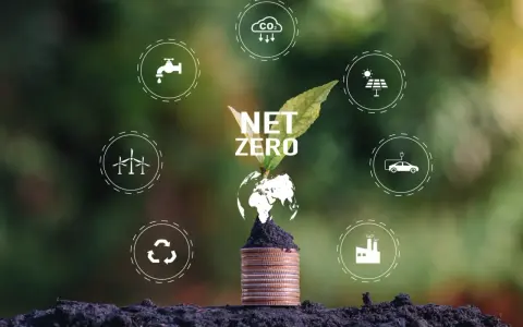 Une plante pousse sur une pile de pièces, symbolisant la croissance des villes à zéro émission nette. Icônes : éoliennes, recyclage, eau, CO2, solaire, voiture électrique, usine.