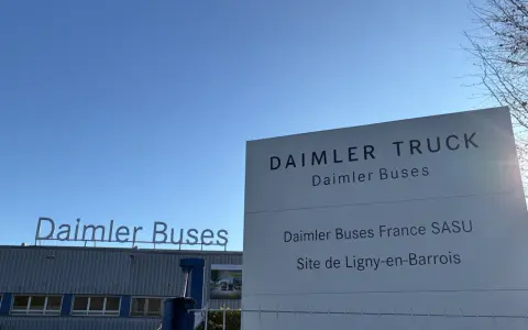 Panneau "Daimler Buses France SASU, Site de Ligny-en-Barrois" devant l'usine.