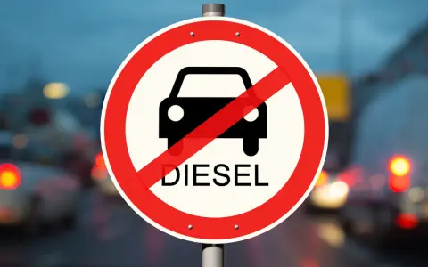 Panneau interdisant les véhicules diesel, même ceux conformes à la norme euro 6. Circulation restreinte pour les moteurs polluants.