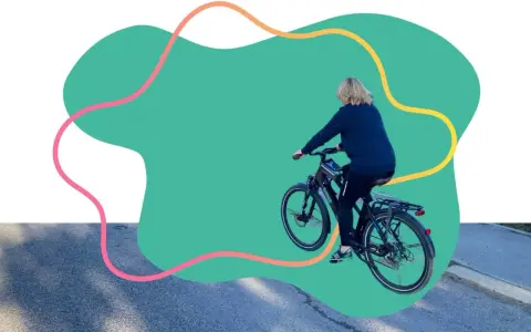 Une personne fait du vélo, promouvant les mobilités actives.