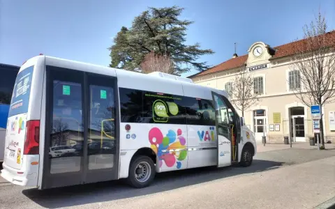 Bus VAI à Embrun, prêt à emmener les voyageurs vers Les Orres. La gare d'Embrun en arrière-plan.