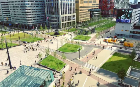 Une **couronne urbaine** animée avec des bâtiments modernes, des espaces verts et des passants.