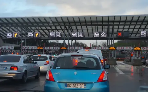 File d'attente au péage du duplex A86. Panneaux lumineux indiquant les voies et les modes de paiement.