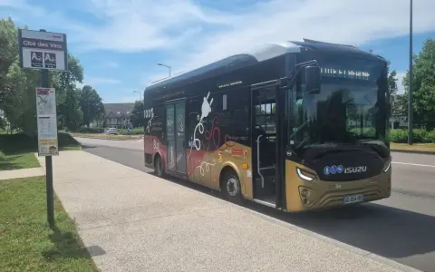 Un bus électrique "Cité des Vins" à Beaune, prêt à emmener les passagers.