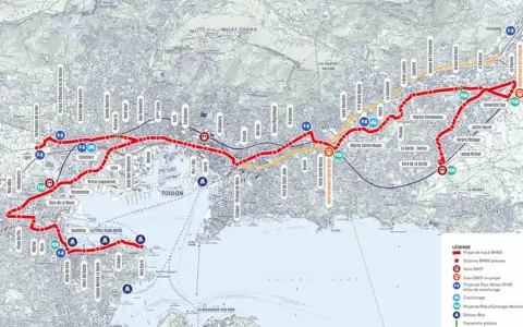 Carte du projet de transport urbain de Toulon, montrant les lignes de BHNS, les gares SNCF et les pôles d'échanges multimodaux.