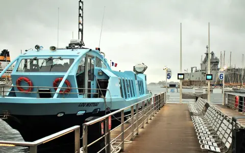 Le bateau "Lou Mistral" est amarré à quai, prêt à embarquer des passagers. Le **réseau Mistral** dessert cette ligne maritime.