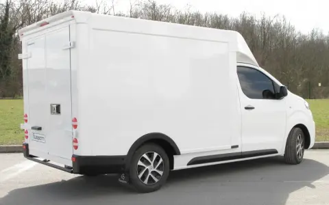 Un fourgon blanc Durisotti, prêt à transporter vos biens en toute liberté.