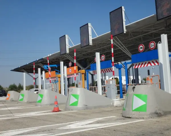 Péages d'autoroute, une étape nécessaire pour ceux qui ont créé les autoroutes. Panneaux lumineux, barrières et béton.