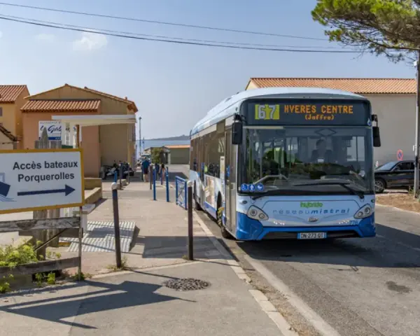 Un bus réseau Mistral, ligne 67 Hyères Centre, s'arrête près de l'accès aux bateaux pour Porquerolles.