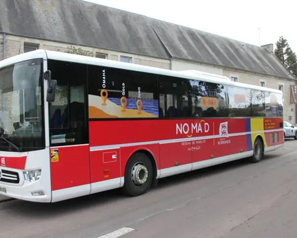 Bus NOMAD aux couleurs du D-Day, reliant les plages du débarquement près de Bayeux.