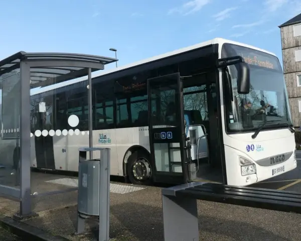 Un bus blanc de la ligne "Lila Presqu'île" attend à un arrêt de bus, prêt à partir pour Guérande.