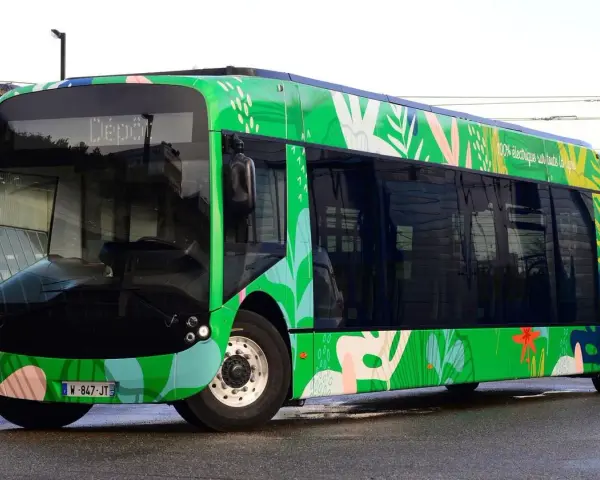 Un bus Alstom Aptis, 100% électrique, arbore un design végétal coloré, prêt à sillonner la ville avec style et écologie.