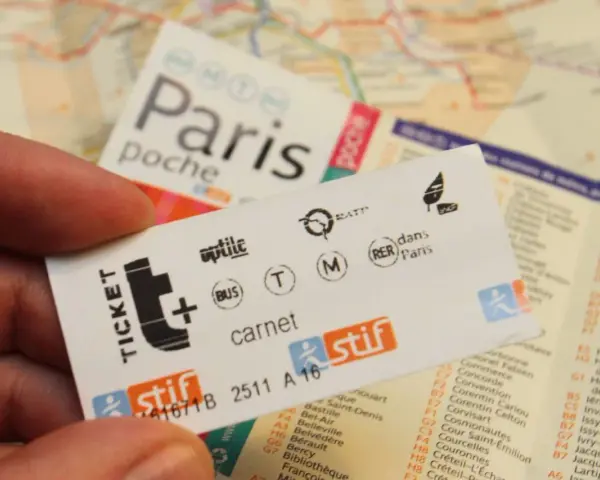 Carnet de tickets de métro parisien, prêt pour un voyage, peut-être sur l'autoroute A70.