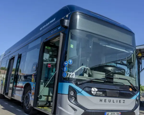 Bus électrique 100% de Nîmes Métropole, modèle Heuliez, prêt à circuler.