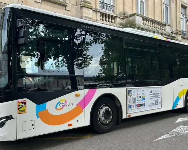 Bus C'bus à Châteaudun, prêt à transporter les passagers selon l'horaire bus Châteaudun.