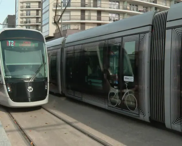 Le tramway T2 à Caen, avec son design moderne, transporte des passagers vers le campus.