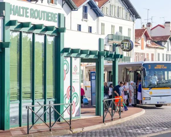 Arrêt de bus à la halte routière Saint Jean de Luz. Un bus HegoaBus, ligne 3 vers Hendaye Grande Plage, attend des passagers.