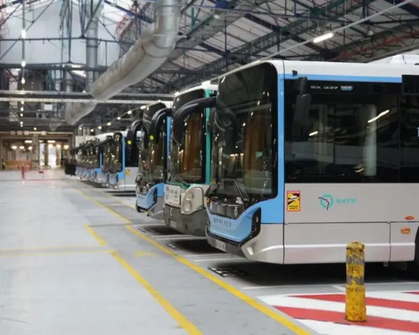 Une rangée de bus électriques RATP, prêts à circuler dans Paris et sa région.