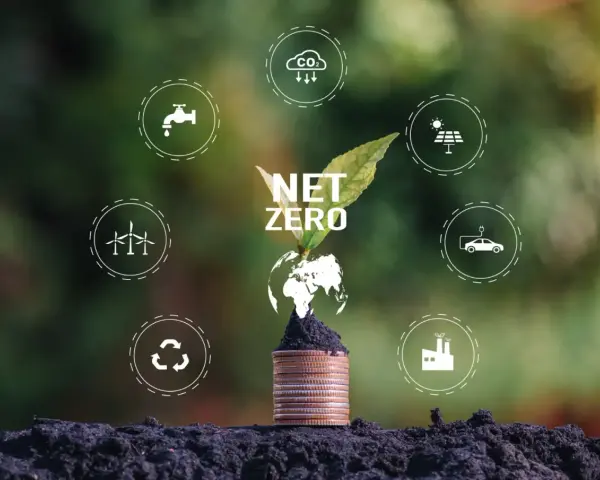 Une plante pousse sur une pile de pièces, symbolisant la croissance des villes à zéro émission nette. Icônes : éoliennes, recyclage, eau, CO2, solaire, voiture électrique, usine.