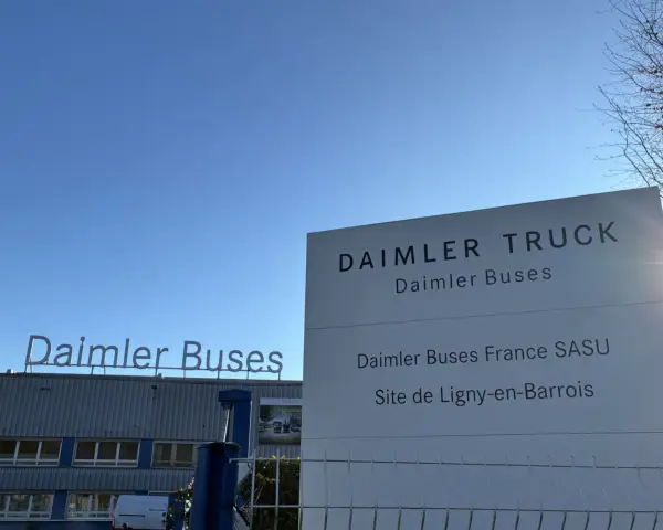 Panneau "Daimler Buses France SASU, Site de Ligny-en-Barrois" devant l'usine.