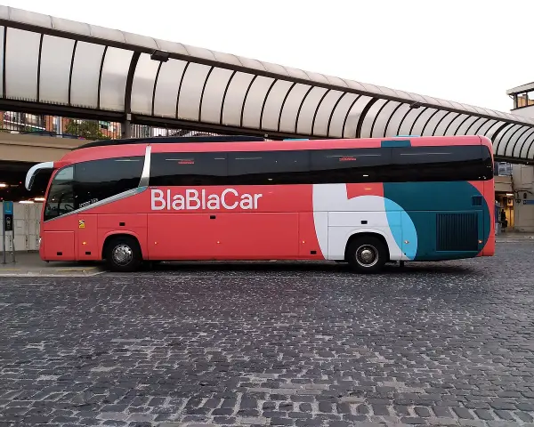 Bus BlaBlaCar rouge et blanc, prêt à partir en voyage.