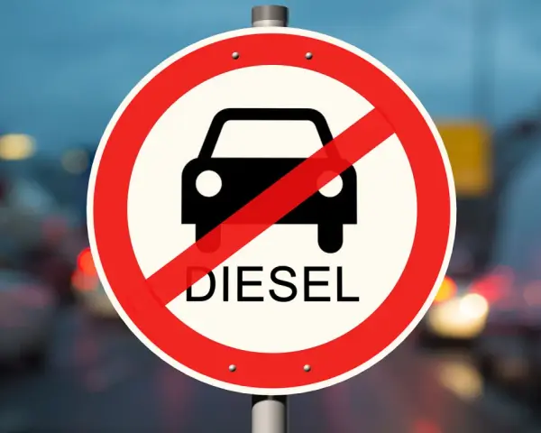 Panneau interdisant les véhicules diesel, même ceux conformes à la norme euro 6. Circulation restreinte pour les moteurs polluants.