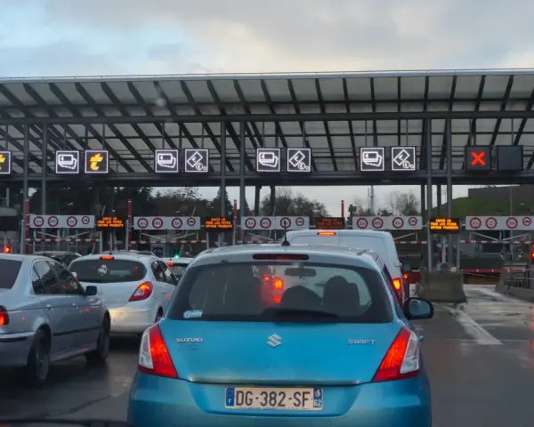 File d'attente au péage du duplex A86. Panneaux lumineux indiquant les voies et les modes de paiement.