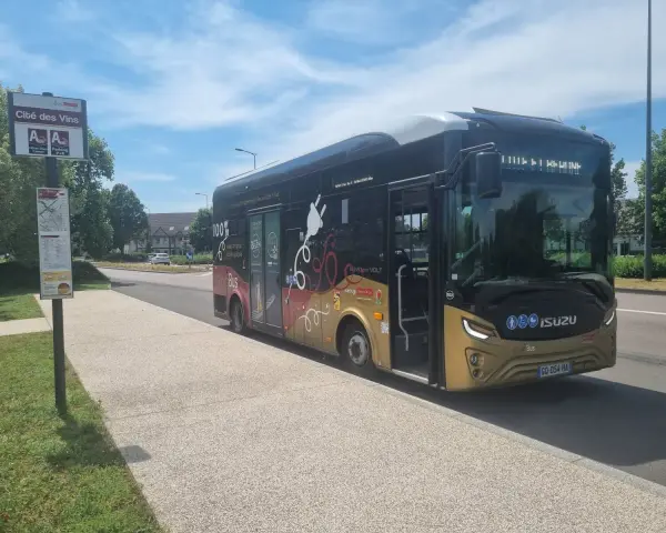 Un bus électrique "Cité des Vins" à Beaune, prêt à emmener les passagers.