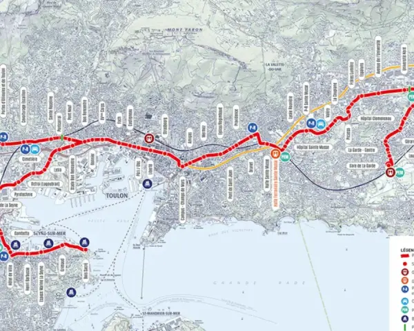 Carte du projet de transport urbain de Toulon, montrant les lignes de BHNS, les gares SNCF et les pôles d'échanges multimodaux.