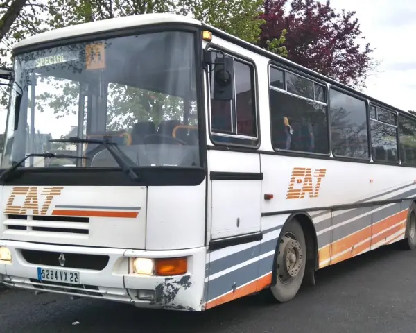 Un bus Karosa Recreo blanc avec des rayures grises et oranges, prêt pour une nouvelle aventure.