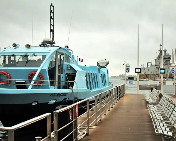 Le bateau "Lou Mistral" est amarré à quai, prêt à embarquer des passagers. Le **réseau Mistral** dessert cette ligne maritime.