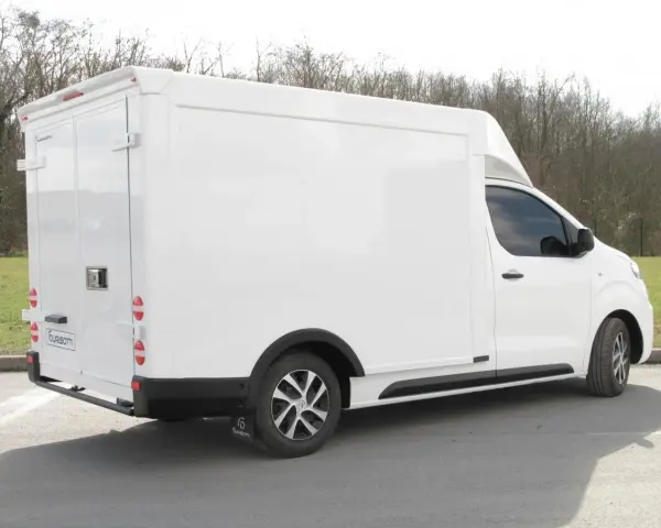 Un fourgon blanc Durisotti, prêt à transporter vos biens en toute liberté.