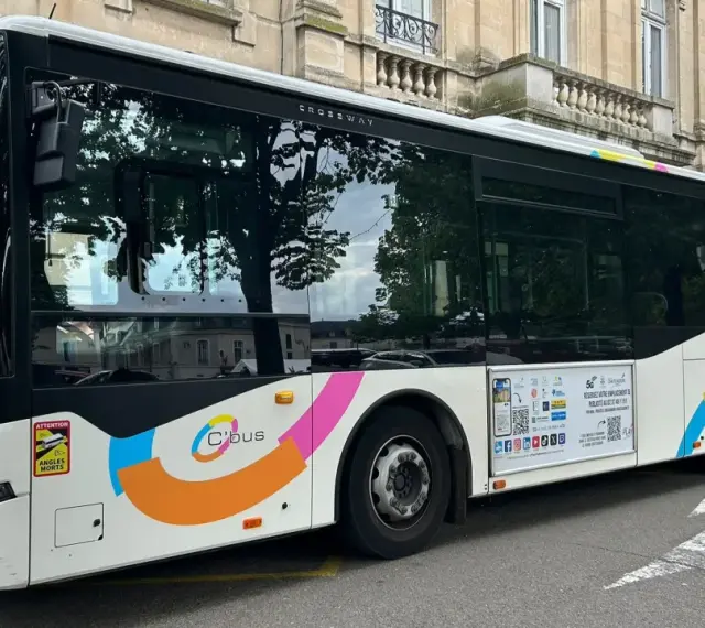 Bus C'bus à Châteaudun, prêt à transporter les passagers selon l'horaire bus Châteaudun.