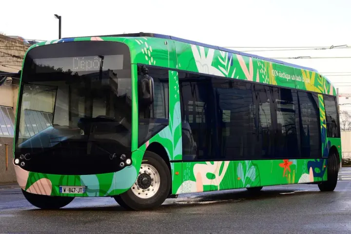 Un bus Alstom Aptis, 100% électrique, arbore un design végétal coloré, prêt à sillonner la ville avec style et écologie.