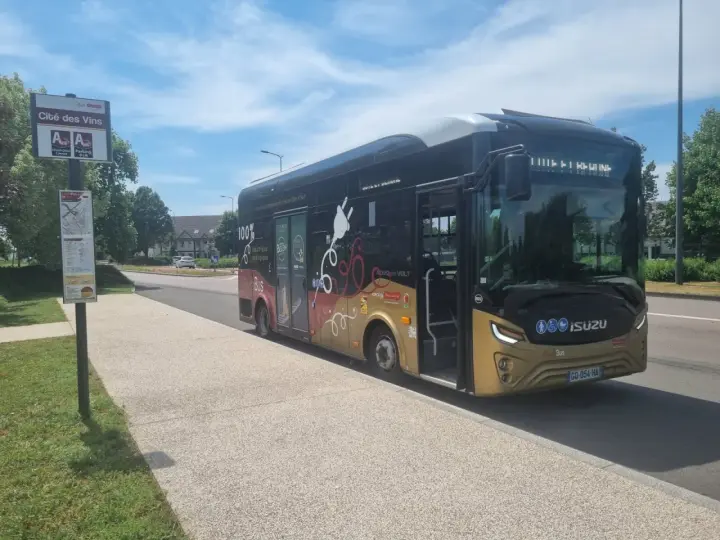 Un bus électrique "Cité des Vins" à Beaune, prêt à emmener les passagers.