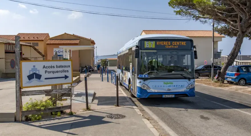 Un bus réseau Mistral, ligne 67 Hyères Centre, s'arrête près de l'accès aux bateaux pour Porquerolles.